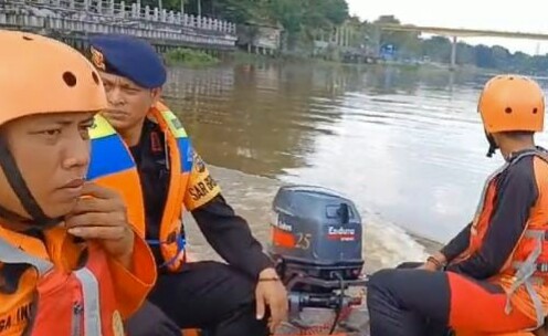 Tim SAR mencari bocah tenggelam di Sungai Siak Pekanbaru. F : riauterkini