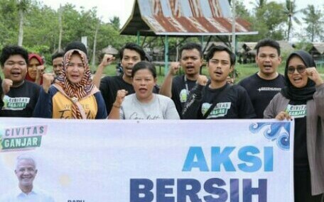 Civitas Ganjar Riau gelar aksi bersih di Pantai Purnama Dumai. F : riauterkini