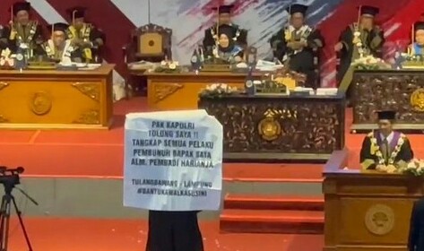 Mahasiswa asal Lampung bawa spanduk saat wisuda di Universitas Negeri Malang. F : IST