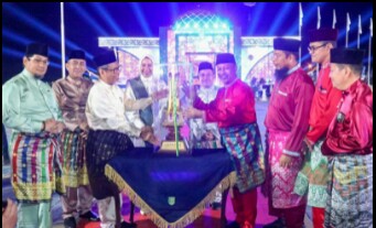 Penyerahan hadiah kepada Kafilah Bengkalis juara umum MTQ Riau. F : IST