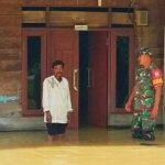 Banjir Rokanhulu hingga kini masih menggenangi rumah warga. F : IST