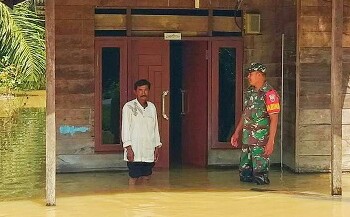 Banjir Rokanhulu hingga kini masih menggenangi rumah warga. F : IST