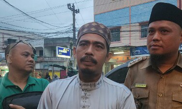 Ketua RT 16 Zulkifli didampingi Lurah Sukajadi, Mirwan Nuzul.(foto : halloriau.com)