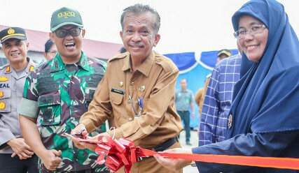 Asisten II Setdako Dumai, H Syahrinaldi menggunting pita peresmian pasar Kelakap Tujuh. (f : halloriau)