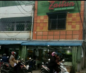 Toko buah Zaitun Dumai tetap ramai usai digeledah Densus 88. (f : zulkarnain)