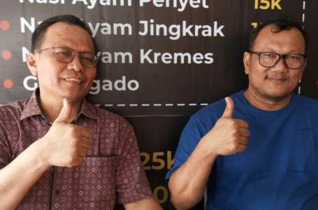 Ketua PBSI Bengkalis Khairul Umam (kiri) dan Ketua Pelaksana Kejurprov Bengkalis Open Nasional Muhammad Syaifuddin ST. (f : yusrizal)