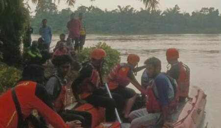 Tim SAR mencari Tami, nelayan tua yang hilang di Sungai Kampar. (f : ist)