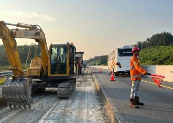 Pemeliharaan jalan Tol Permai direncanakan rampung pada awal Desember ini. F : CAKAPLAH