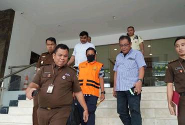 Jaksa tahan karyawan BRK Syariah Inhu. (f : cakaplah)