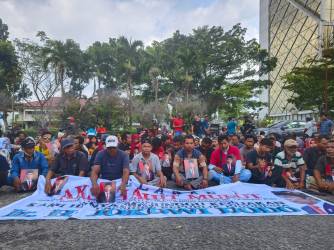 WARGA Kota Garo Kampar gelar aksi jahit mulut di Kantor Gubri, Selasa (28/11/23). (f: CAKAPLAH)
