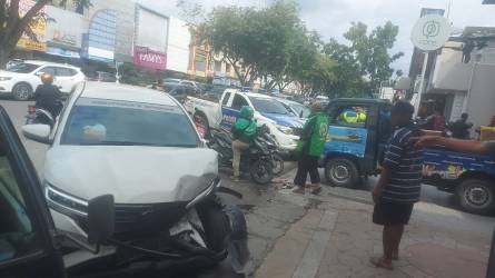 Tabrak beruntun di Jalan Jenderal Sudirman Pekanbaru. (F : CAKAPLAH)