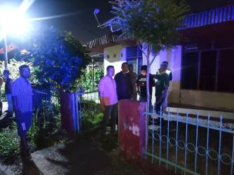 TKP penemuan mayat membusuk tak berpakaian di Bukit Raya Pekanbaru. F: CAKAPLAH