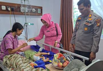 Kapolsek Bungaraya menjenguk bayi 10 bulan yang kehilangan lengan. (f : cakaplah)