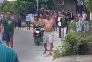 Kerumunan massa yang sempat mengamankan maling tikam warga di Jalan Kereta Api Pekanbaru. F : CAKAPLAH