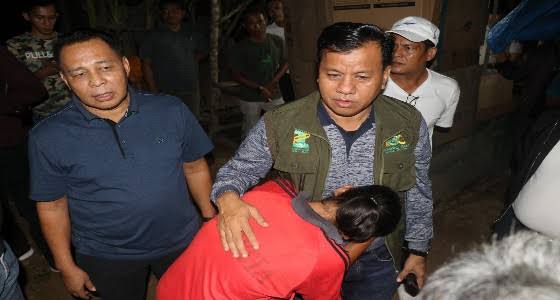 Bupati Kuansing Suhardiman Amby disambut haru warga. F : IST
