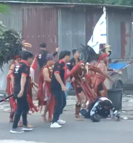 Bentrok massa bela Palestina dan ormas di Bitung Sulut. (f: ist)