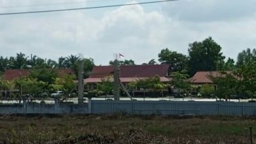 Bagian luar pagar SMAN 6 Mandau sudah dibersihkan dari semak belukar dan ilalang yang selama ini menutupi.