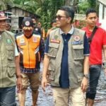 KAMPUNG Terendam Banjir, Warga Suku Sakai Mengungsi di Pinggir
