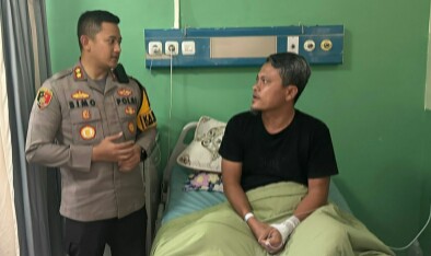 Kapolres Bengkalis AKBP Bimo Setyo Anggoro mengunjungi anggotanya yang tertembak saat menangkap maling, di RSUD Mandau. f : ist