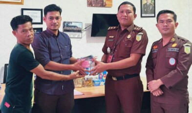 Kasi Pidsus Kejari Rohil Priandi Firdaus menerima pengembalian kerugian negara dari perkara korupsi. f : ist