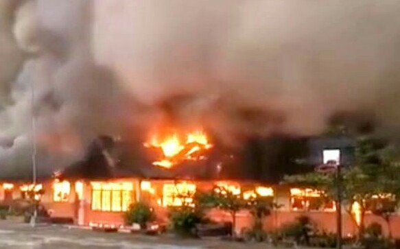 Bangunan SDN 011 Rambah Samo Rohul dilalap api dalam peristiwa kebakaran hebat. f : ist