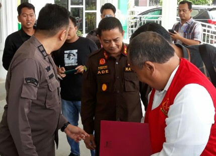 Kajari Pringsewu Ade Indrawan SH MH menjelaskan status penahanan tersangka Waskito Joko Suryanto. f : ist