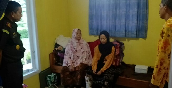 Kajari Pringsewu Ade Indrawan dan Ketua DPRD setempat sambangi siswi kecelakaan. f : ist