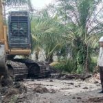 Alat berat Apical Dumai mengeruk parit di Lubukgaung. f : ist
