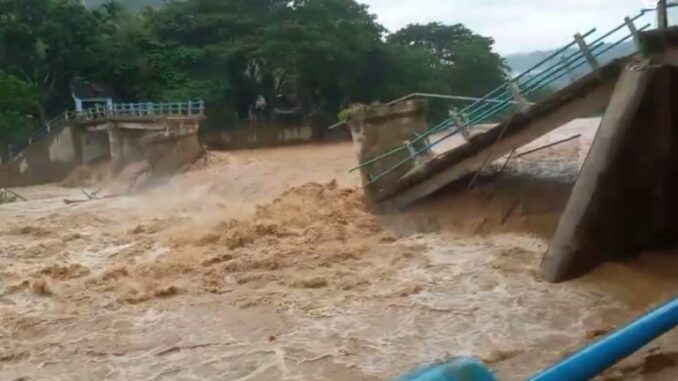 Jembatan Koto Kandis ambruk diterjang banjir, Selasa (07/05/24). f : ist