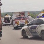 TRUK Box Terbalik di Tol Permai, Muatan Tercecer dan Berserak di Jalan