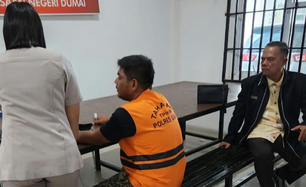 Tersangka RK didampingi penasihat hukum Edi Azmi cek kesehatan di Kejari Dumai. f : zulkarnain