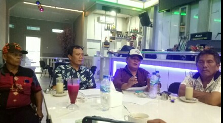 Ketua Umum Poktan IBSB Sahala Sitompul didampingi Januar Sinurat memberi keterangan pers. (f: ist)