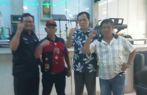 Ketua Poktan IBSB Dumai Sahala Sitompul dan pengurus poktan. (f : ist)