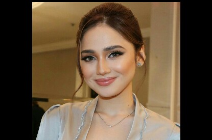 Si Cantik Syifa Hadju dengan kebaya encim. (f :ist)