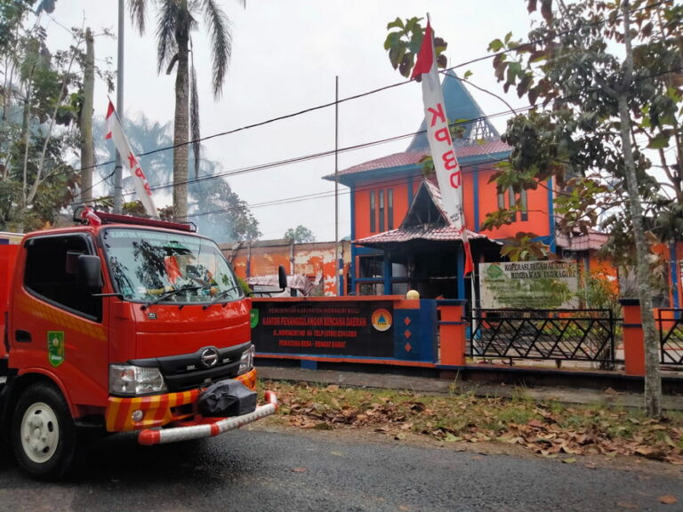 Markas damkar Kantor PBD Inhu dilalap api. (f : ist)