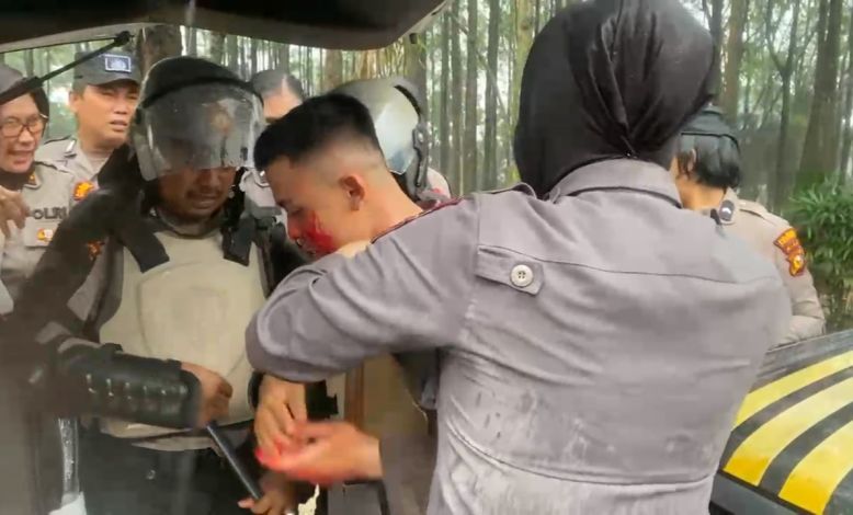 Seorang Kritis, Demo Tolak Revisi UU Pilkada di Pekanbaru Diwarnai Aksi Lempar Botol dan Kayu 