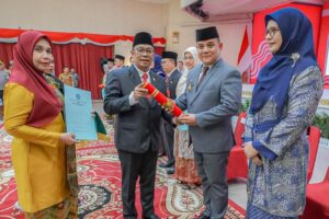 PjS Wako Dumai TR Fahsul Fala (kanan) usai pengukuhan. (f : ist)