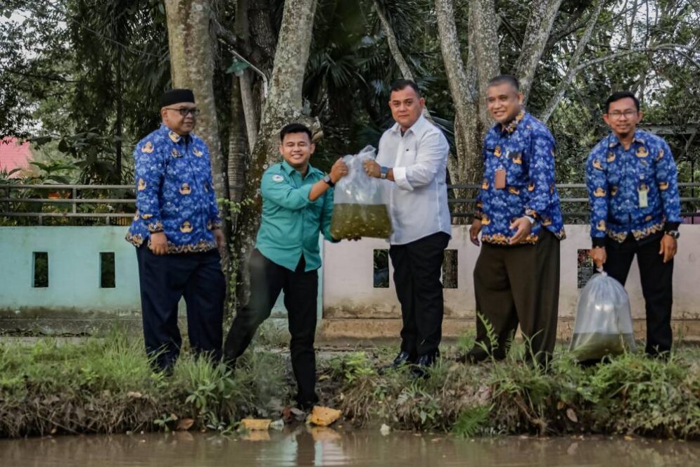 Pjs Wako Dumai Tabur 8 Ribu Benih Ikan di Embung Putri Tujuh 