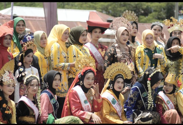 Parade pakaian daerah di pagelaran seni budaya Paluta 2024. (f : ist)