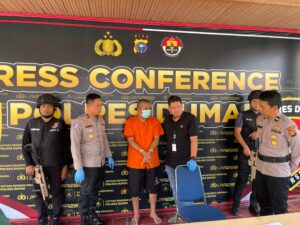 Press release penangkapan tekong PMI di Polres Dumai, Selasa (05/11/24). f : (ist)