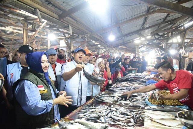 Cabup Kasmarni dan Cawabup Bagus Santoso di Pasar Sartika, Duri.