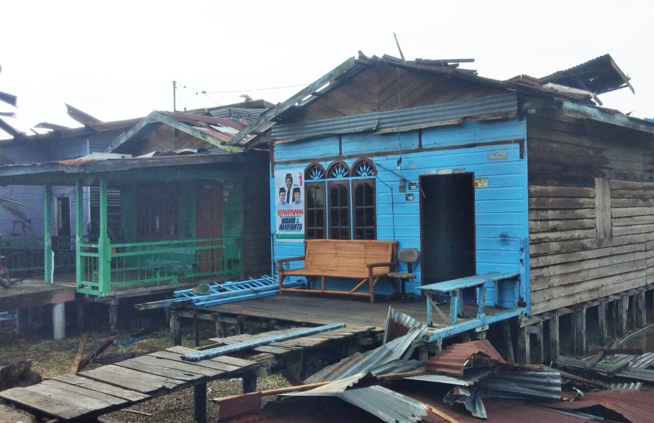 Atap Berterbangan, Belasan Rumah Warga di Palika Rohil Diterjang Puting Beliung