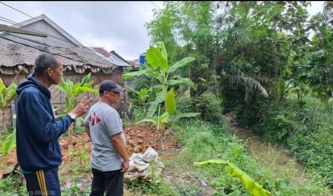 Cabup Bengkalis 2024, Bagus Santoo cek lokasi rawan banjir di Bathin Solapan. (f : ist)