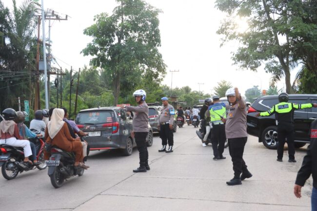 Jalan ke Lokasi Wisata Pantai Puak Dumai Macet Total, Polisi Urai Lalu Lintas 