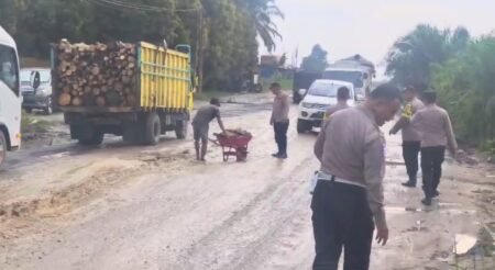 Secara Persuasif, Kapolsek Mandau Beri Peringatan Pelaku Pungli Jalan Rusak