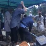 Tangis Haru Iringi Pemakaman Bu Guru Korban Pembunuhan Suami di Kuansing