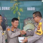 Polisi Dumai Sumringah Dapat Kado Ultah Bibit Durian dan Matoa dari Komandan