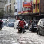 Jangan Lewat di Jalan Sibayak Dumai, Ketinggian Air hingga Lutut Orang Dewasa-Warga Pasang Plang 