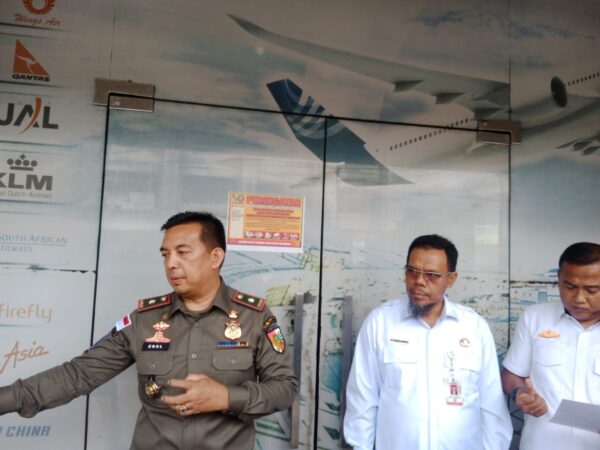 Buntut Ijazah Karyawan Ditahan, Satpol PP Pekanbaru Segel Kantor PT Sanel Tour 