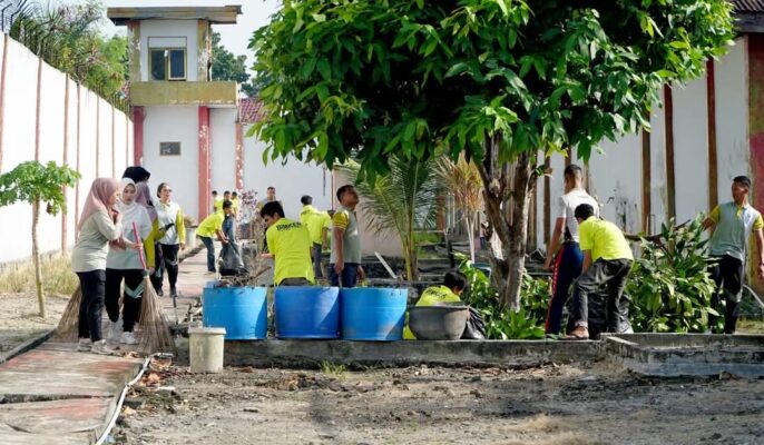 Peduli Kebersihan, Petugas Rutan Dumai dan Warga Binaan Kompak Goro Bersama 